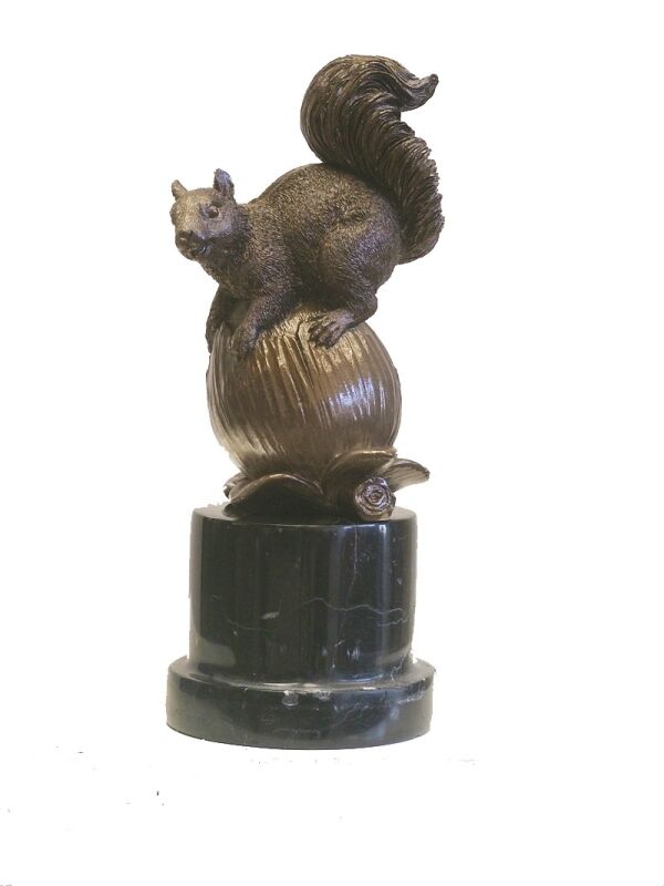Scultura in bronzo - Scoiattolo su nocciola - Statua in bronzo -
