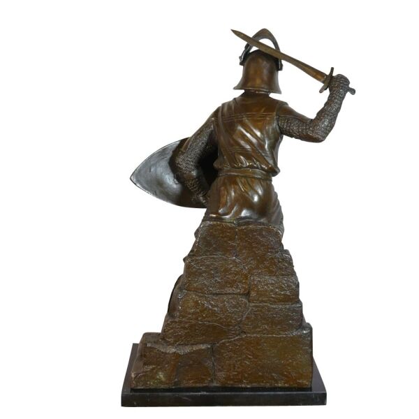 Középkori harcos bronz szobrai
