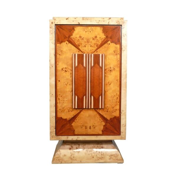 Bar art déco avec une porte pivotante