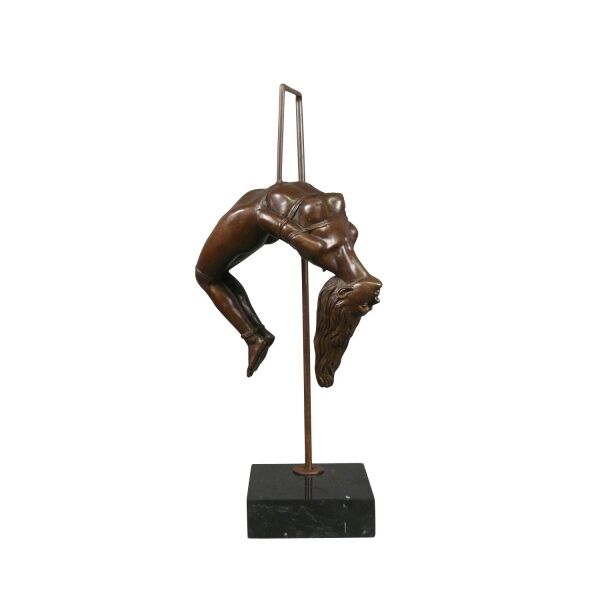 Statue en bronze d'une femme nue suspendue - Sculpture