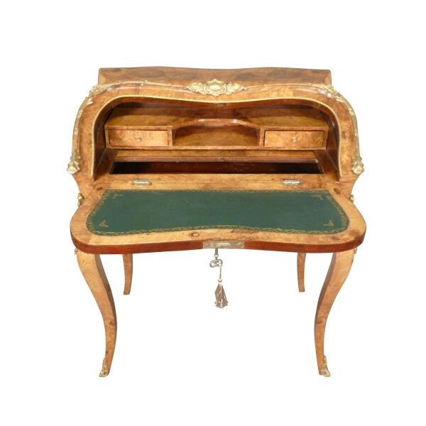 Bureau de pente Louis XV en ronce d'érable 2 Bureau dos d'âne Louis XV en ronce d'érable