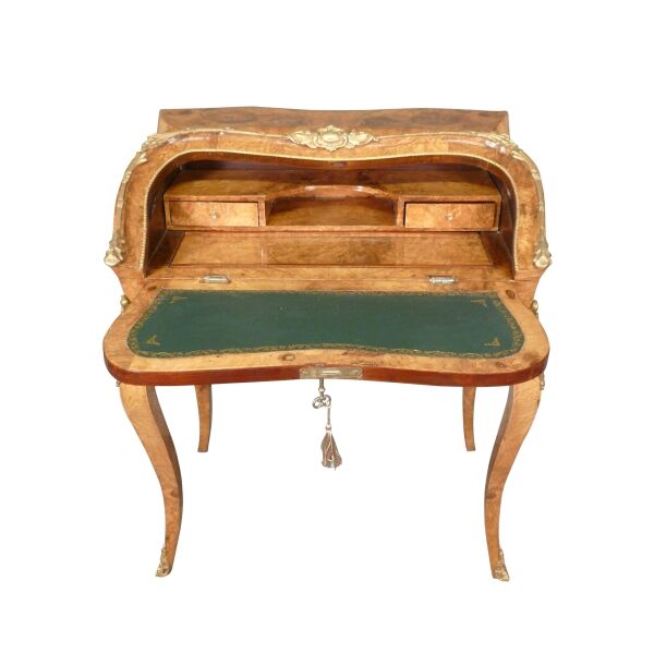 Bureau de pente Louis XV en ronce d'érable 8 Bureau de pente Louis XV en loupe d'érable