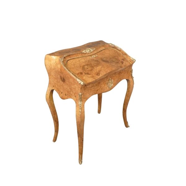 Bureau de pente Louis XV en ronce d'érable 5 Bureau de pente Louis XV en ronce d'érable - Mobilier Louis XV