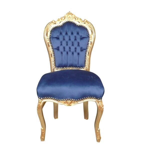 Chaise baroque bleue en velours bleu avec dossier capitonné.