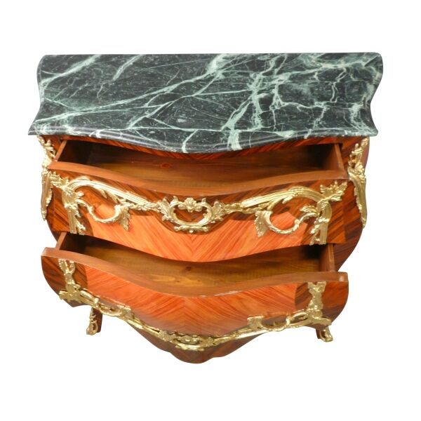 Commode Louis XV avec une garniture en bronze 2 Commode Louis XV