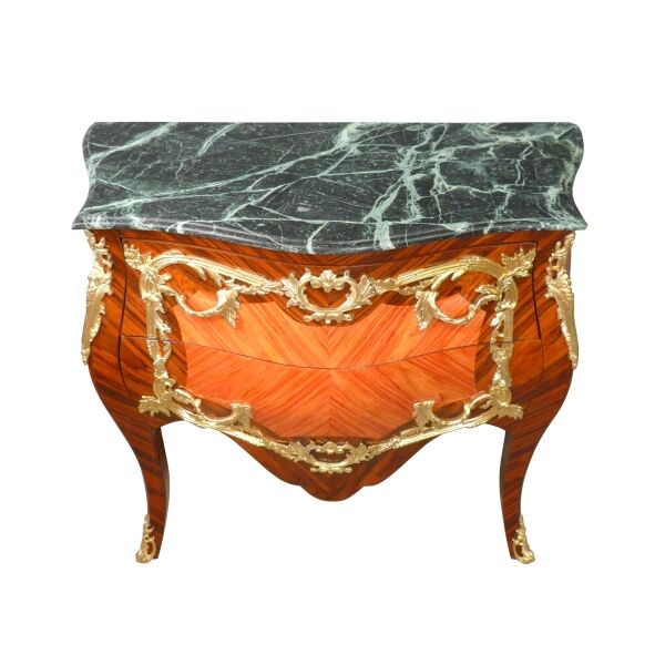 Commode Louis XV avec une garniture en bronze 4 Commode style Louis XV avec une garniture en bronze